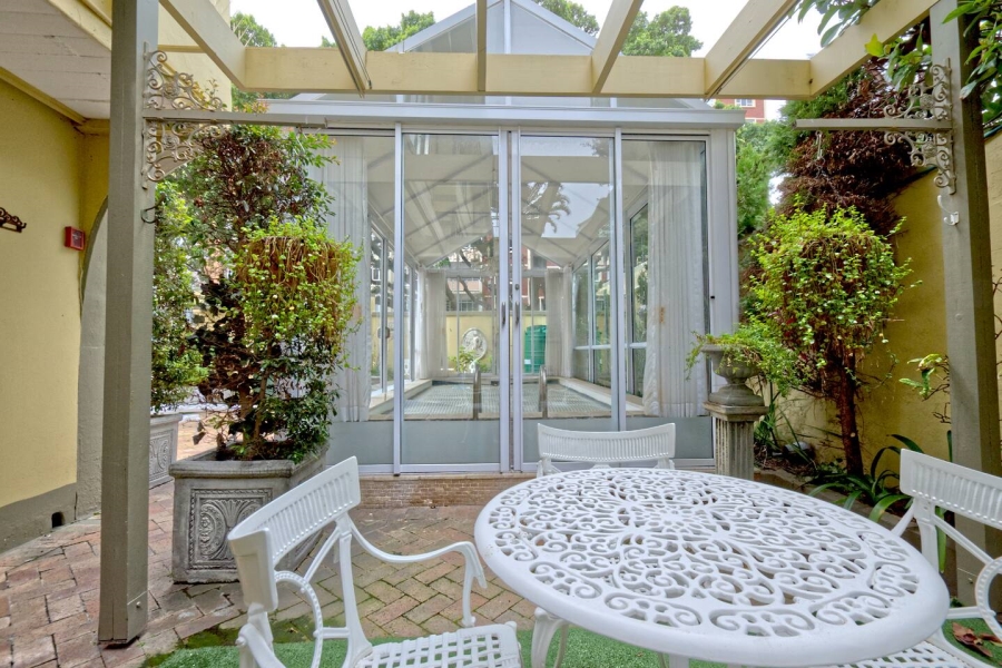 To Let 1 Bedroom Property for Rent in Sea Point Western Cape